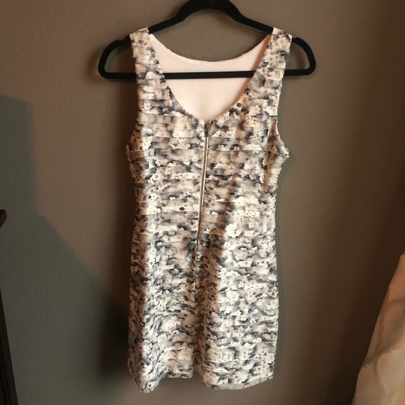 Alice + Olivia Tegan Silk Tiered Floral Dress white black Size 4 - Picture 4 of 7